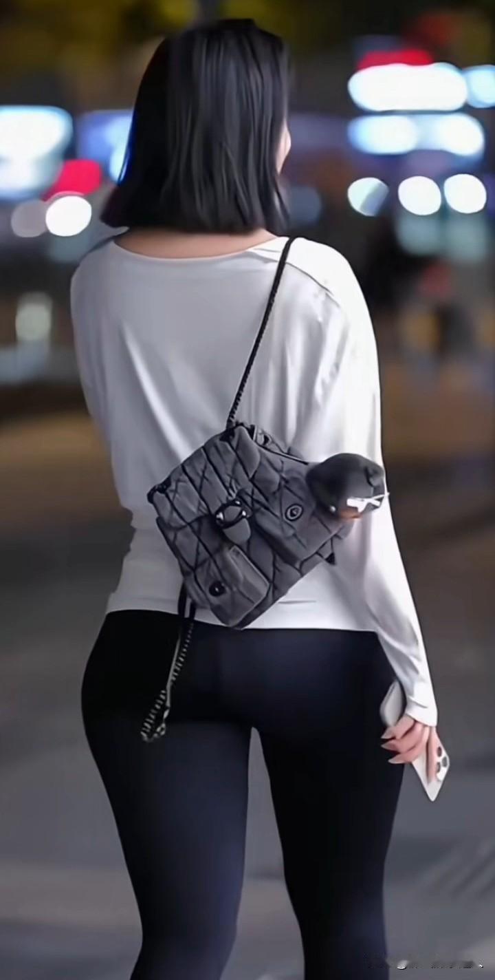 是不是这就是所谓的梨形身材[笑着哭][笑着哭]梨形身材搭配梨形高腰穿搭时尚美女