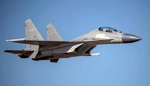 外媒曝中国空军惊人操作：台海上空，歼-16藏身轰-6K下隐蔽雷达信号英国《金