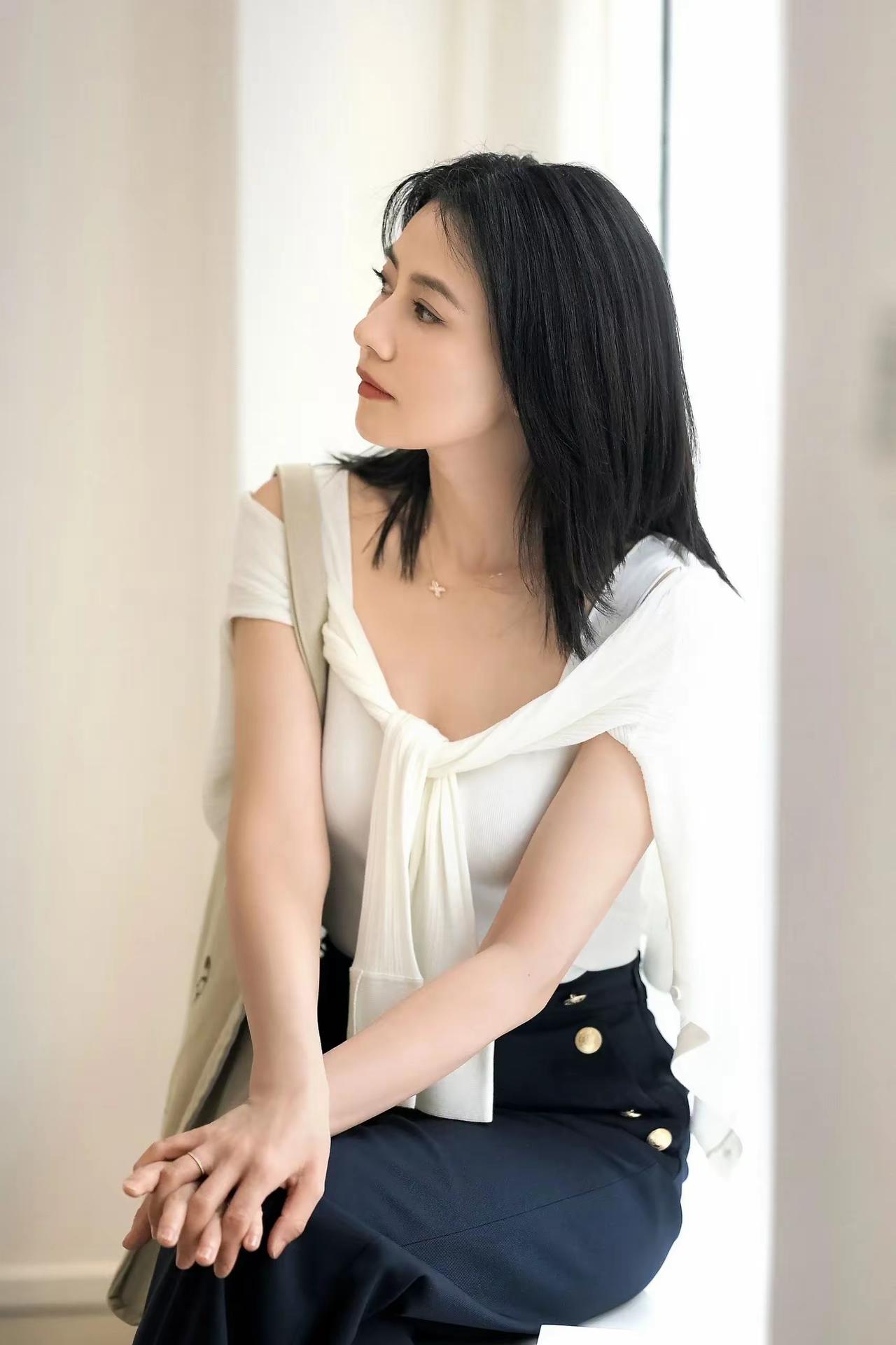 什么样的穿搭可以成为气质女神?高圆圆的穿搭，简简单单，黑裤子配白色无袖高圆圆写真
