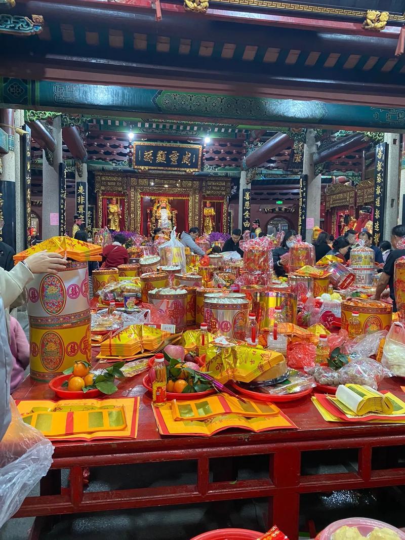 农历二月初一习俗丰富，核心是祭太阳、食春鲜、迎春耕。北方吃太阳糕祭日神，祈丰收；