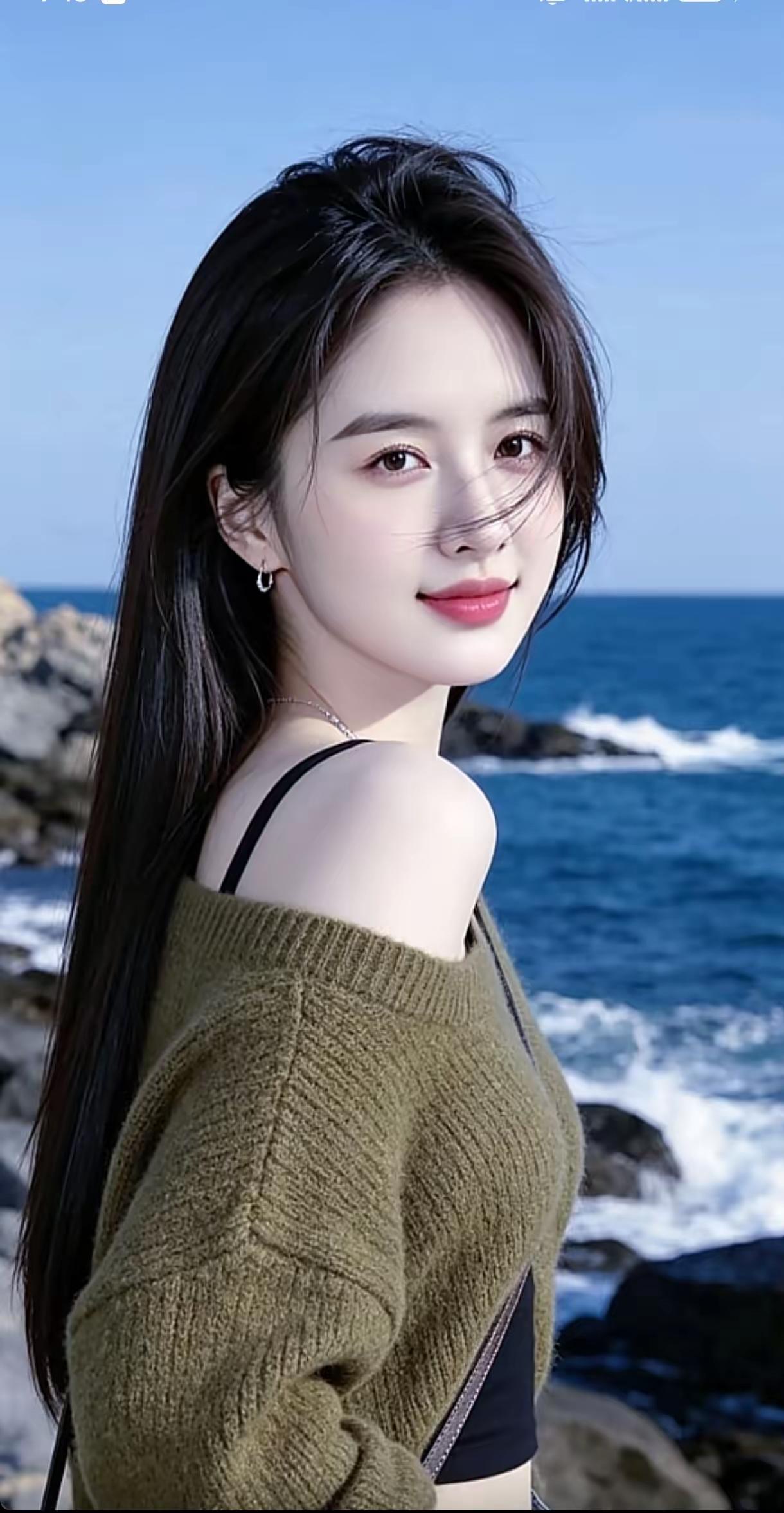 海边姑娘穿绿毛衣，微笑看海浪。