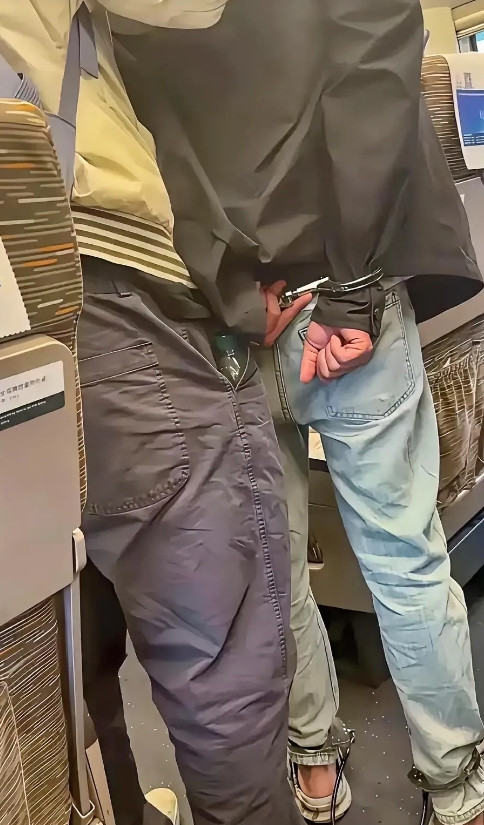 高铁上看到的，这不是在拍电影吧？？