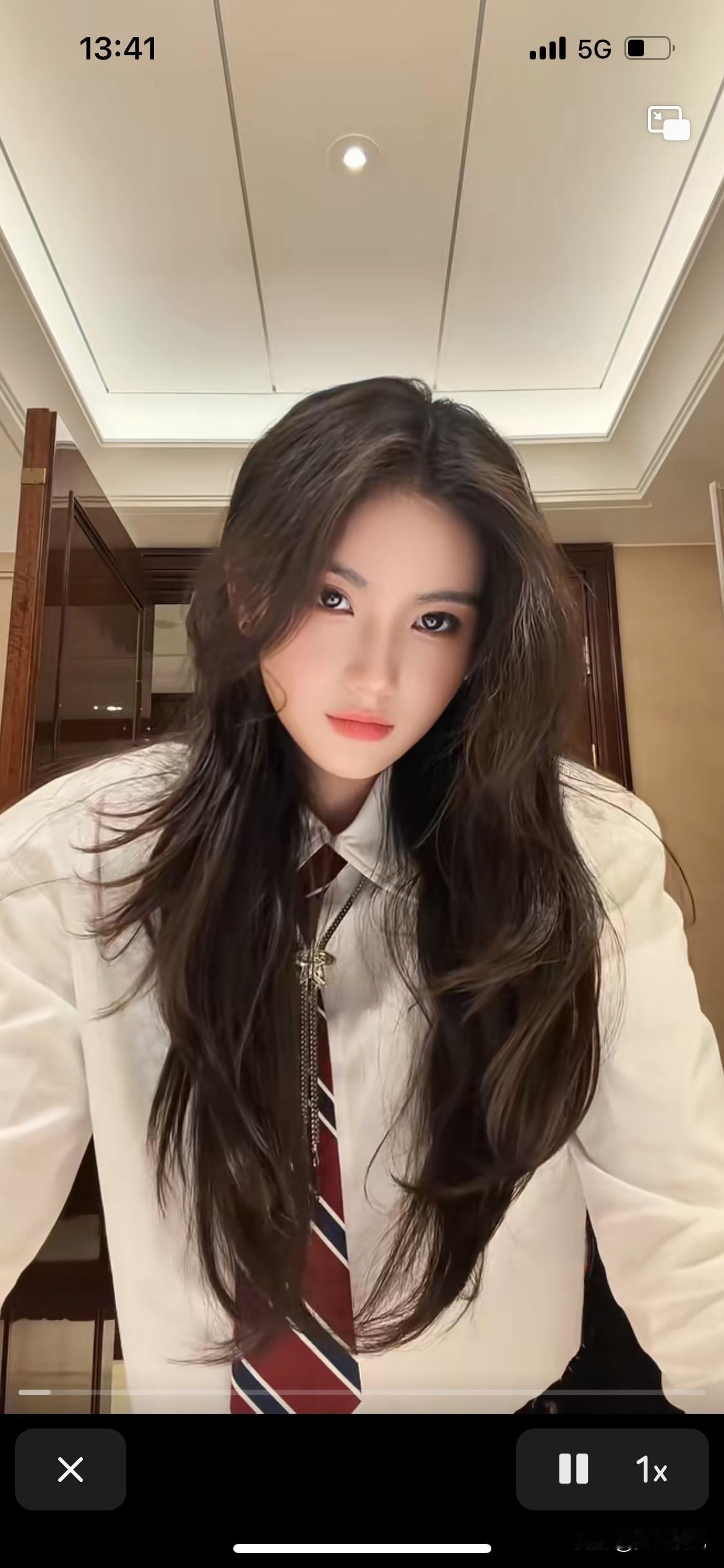 谁说夏思凝老师没有吴艳妮那么美的，看看这些，实力成就现在是比不过吴艳妮，但是面容