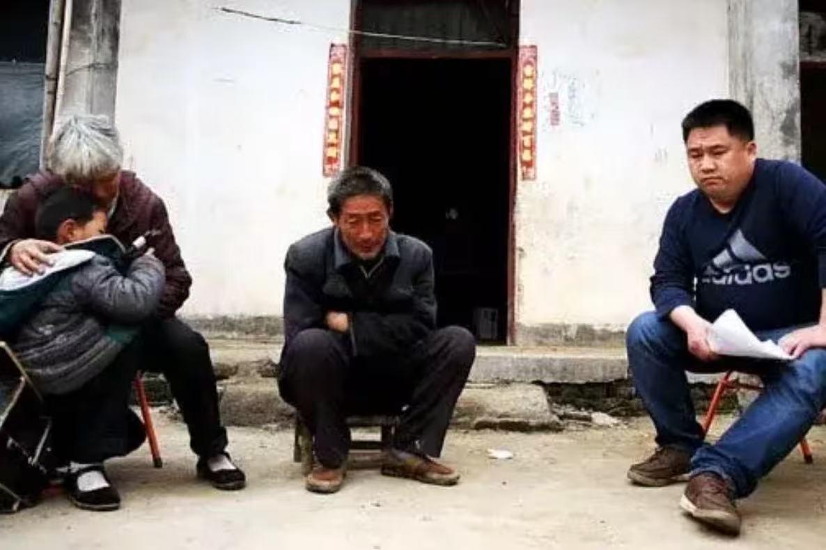 河南男子贷款25万买大货车，让车行老板帮忙担保。可是买完车后，男子却离奇失联，车