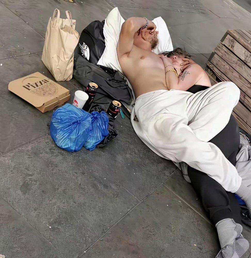 老外这该死的松弛感，在人来人往的大街都能睡着，谁能做到～