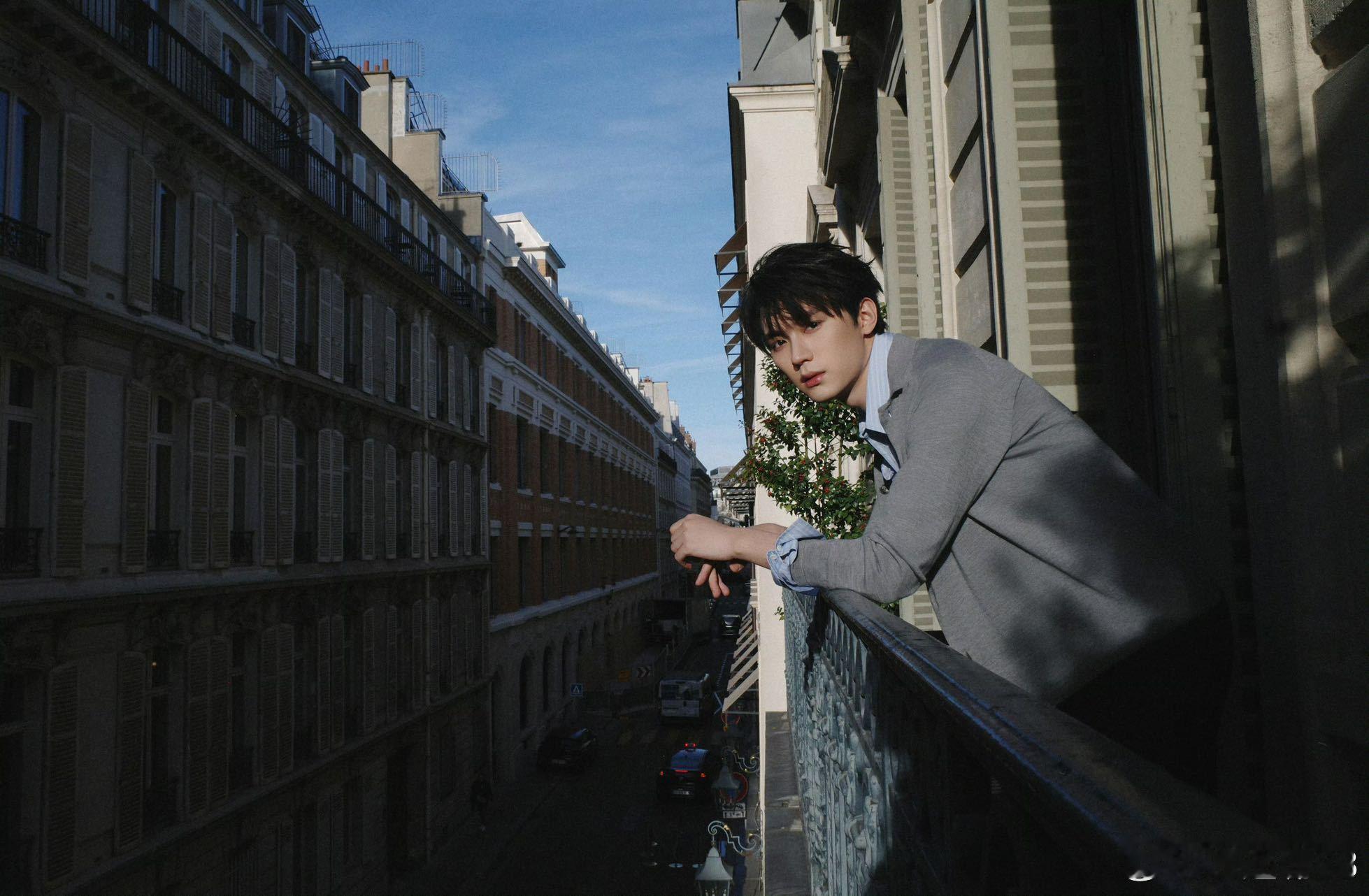 周翊然男生出片姿势hello时装周看他在视频里分享的样子，感觉拍照姿势真的不