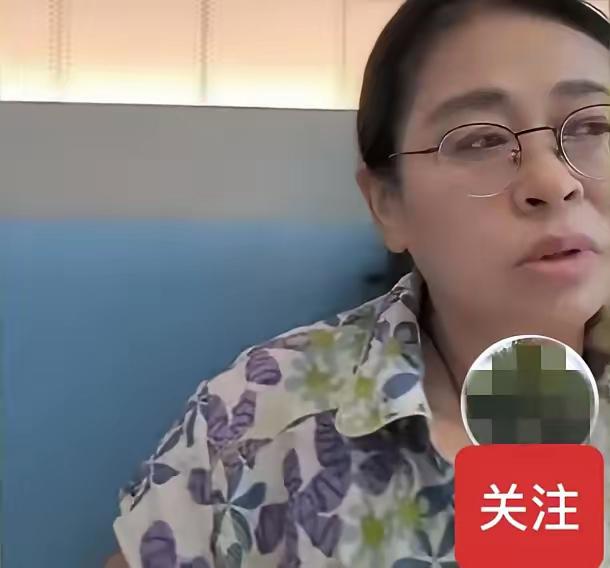 柴桑直播镜头抖了一下。她大概没准备，三年用虚拟头像的人，突然真容就晃进屏