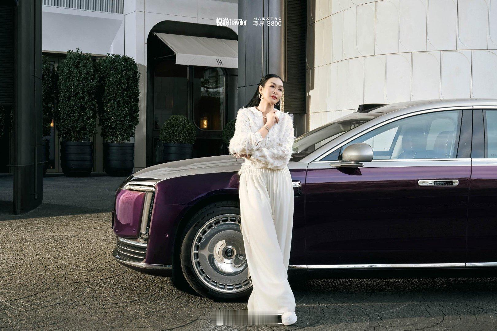 完全看不出钟丽缇已经55岁了。站在尊界S800旁，这一刻气场拉满。钟丽缇E人天花