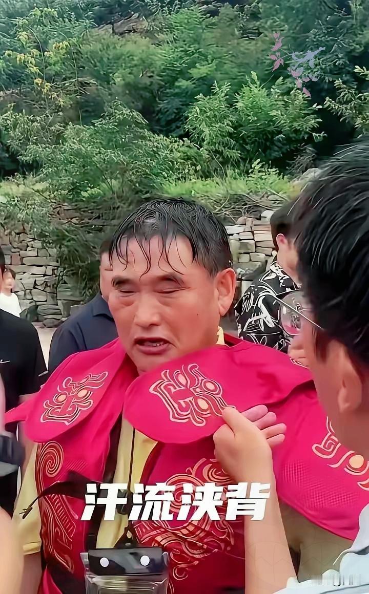 朱之文在景区演出中途突然停下表演，瞬间引发全网争议，不少网友直言收了高额出场费就