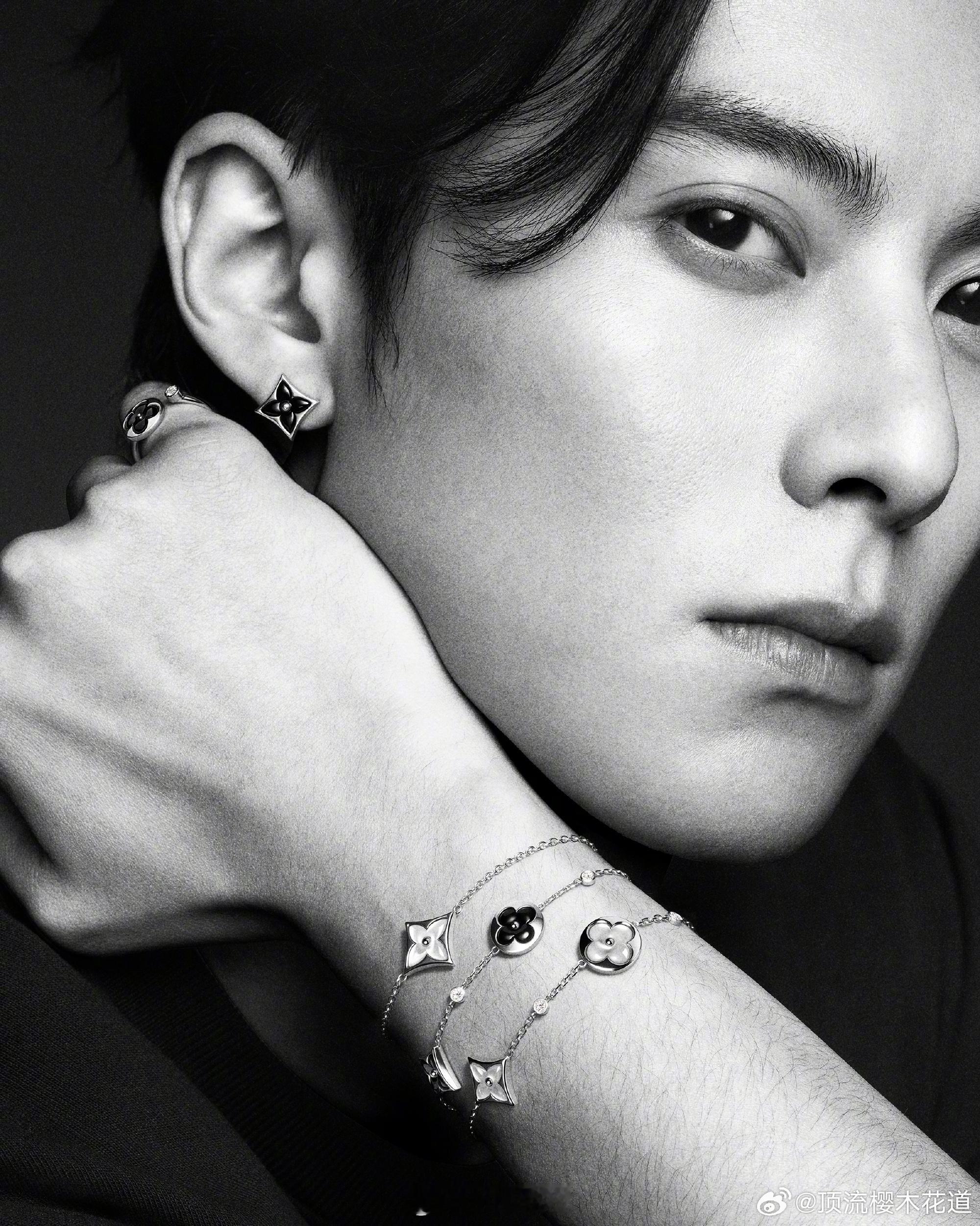 早上好，前两天看到第二张图，发觉王鹤棣颜值被严重低估或者说被忽略了，真是不比较不