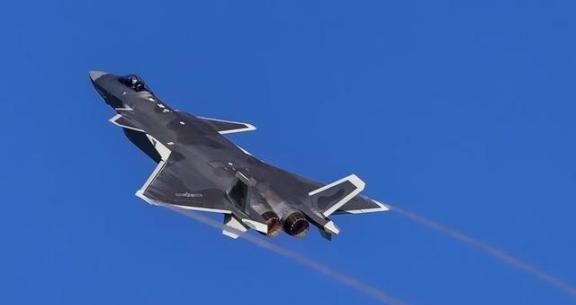 任何一个国家的四代机都可以击落中国的五代机歼20，而美国不但找到了歼20的弱点，