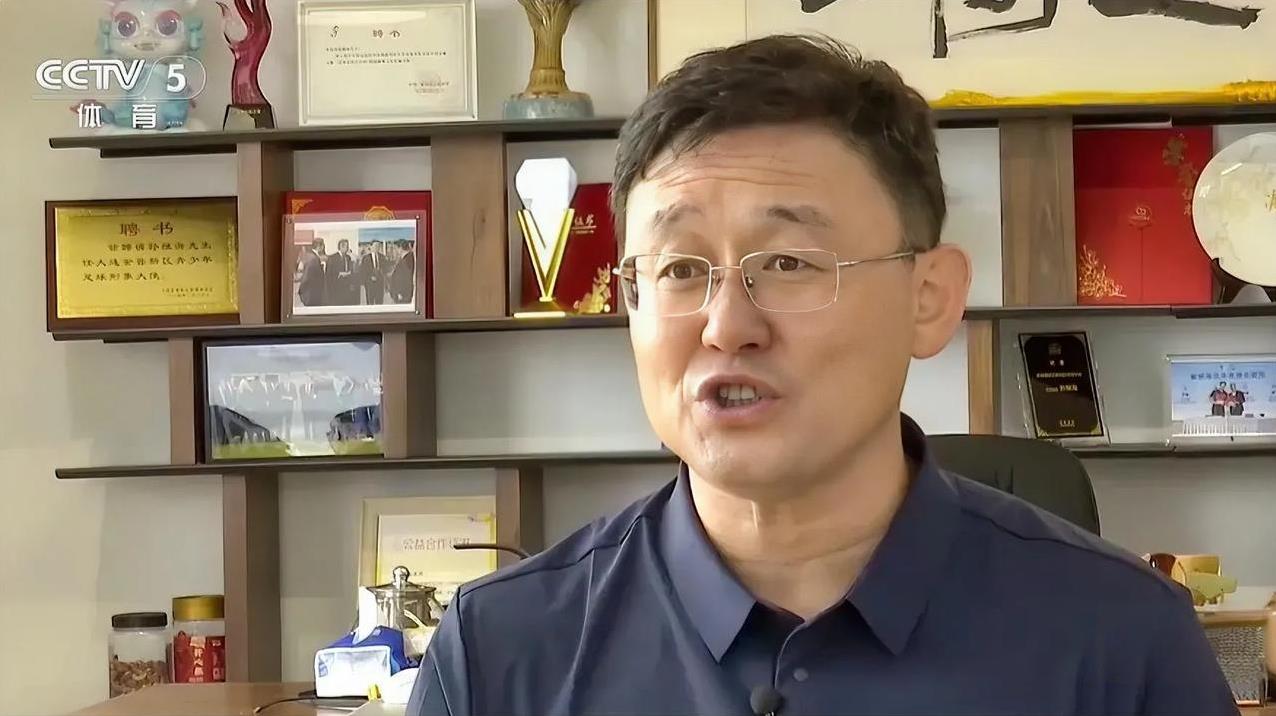 孙继海接受《足球之夜》专访，解释国脚们为何在场上看上去不是很努力，没拼命。前国