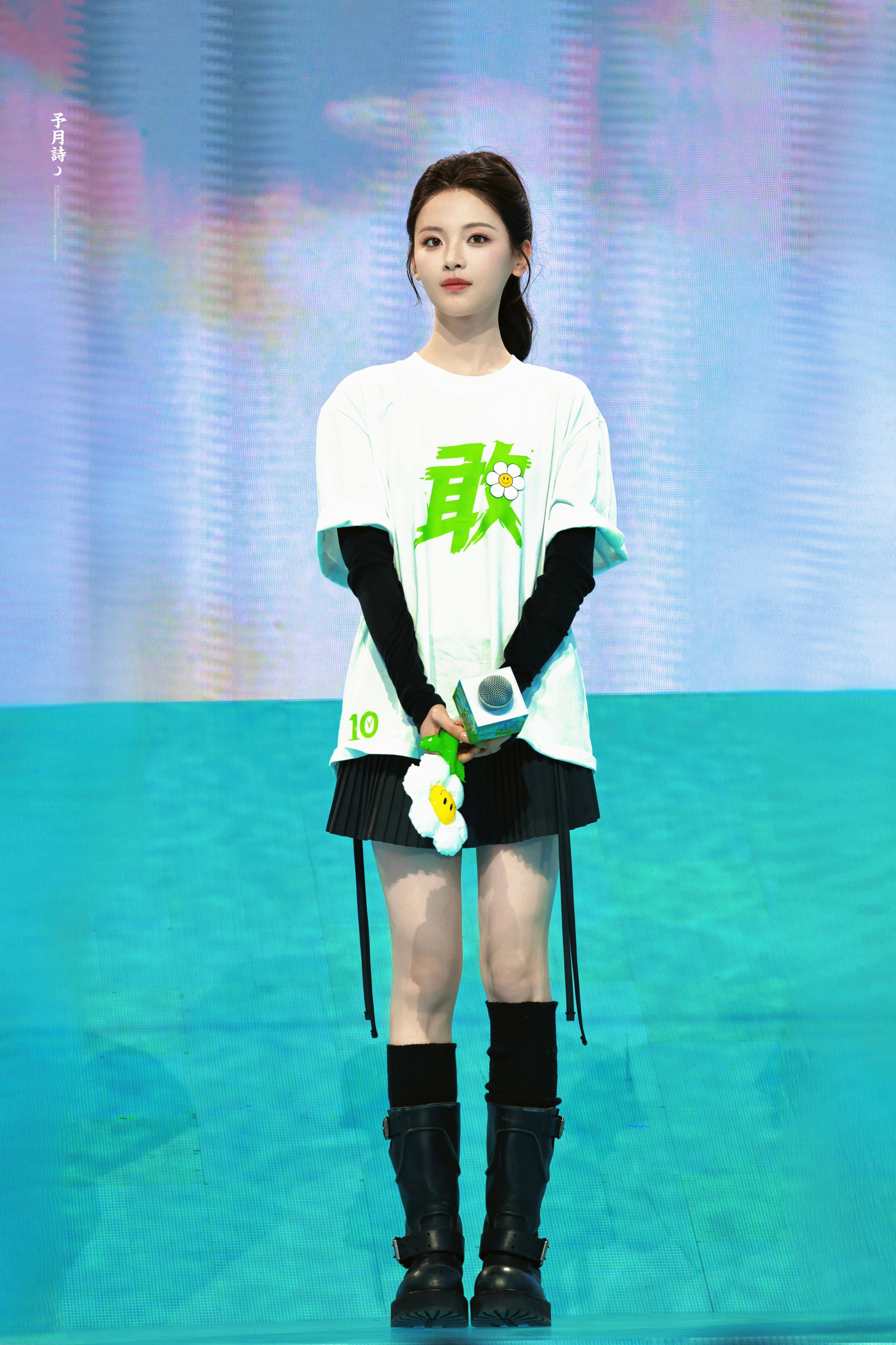 杨超越骑着行李箱来给粉丝撒饭超越妹妹这大长腿