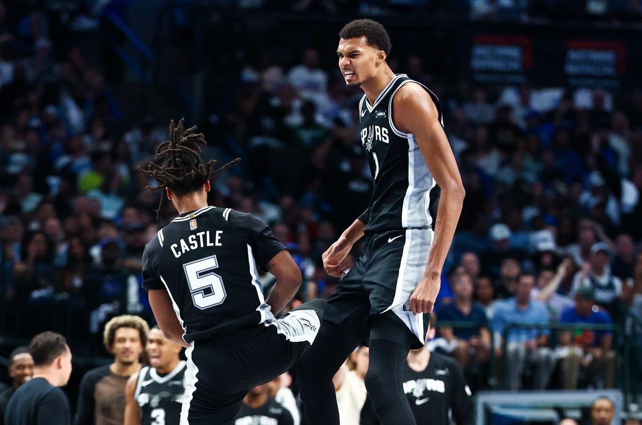 马刺正式崛起！文班亚马统治攻防，篮板和盖帽排名联盟第1，另外3名后卫也都是狠角色