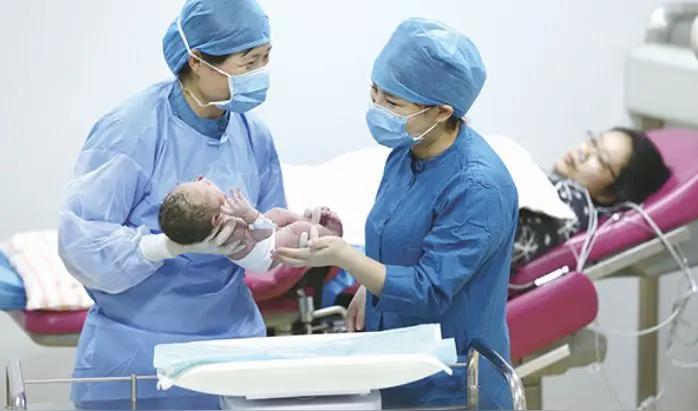 国家医保局放出好消息了：生娃“剁手”的苦日子，快到头啦！他们刚开会宣布，争取