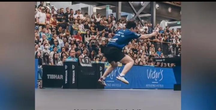 拍摄樊振东德甲联赛照片的德国摄影师获奖了。他因为抓拍樊振东这腾空而起的瞬间入围体