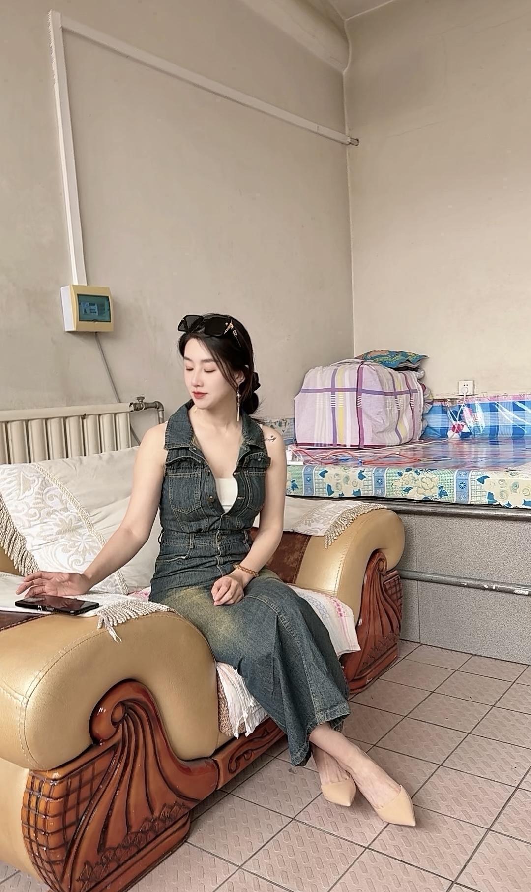 如何穿得优雅有气质牛仔连衣裙