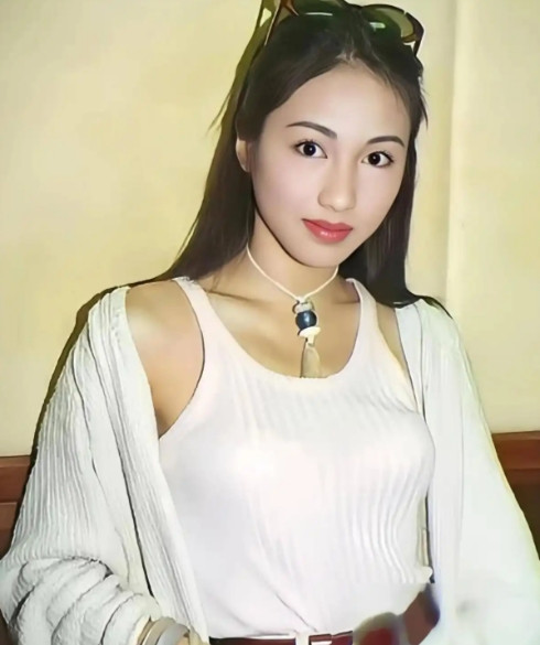 2008年，演员黎姿因生意失败陷入困境，而弟弟又出了车祸，急需大笔钱救命。迫于无