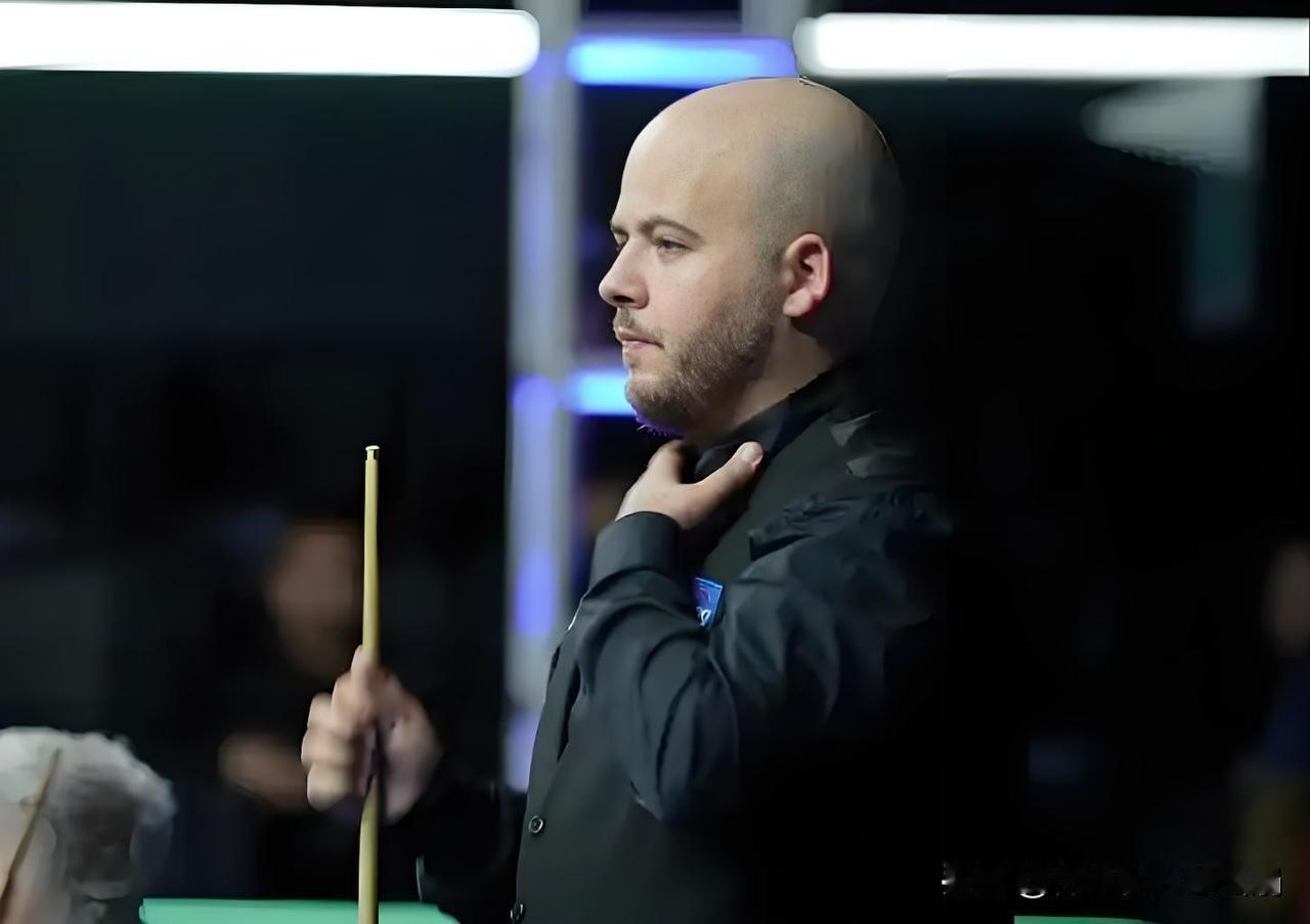 英锦赛冷门迭出名将纷纷落马北京时间11月25日凌晨，2025年斯诺克英锦赛冷门