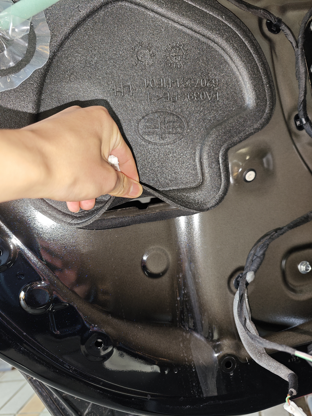 提车三个月漏水，地毯被水泡！垃圾红旗，一个密封帘都研究不明白，买车是用来遮风挡