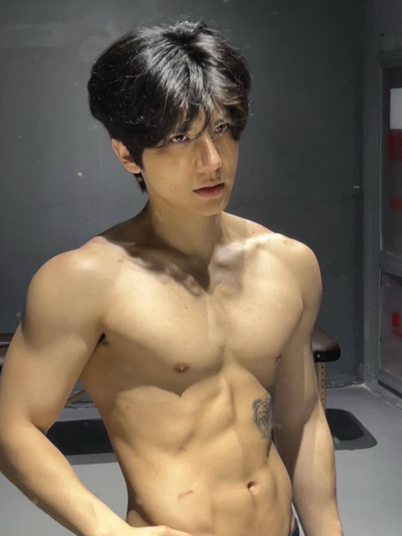 健身 麒麟臂 腹肌男 型男