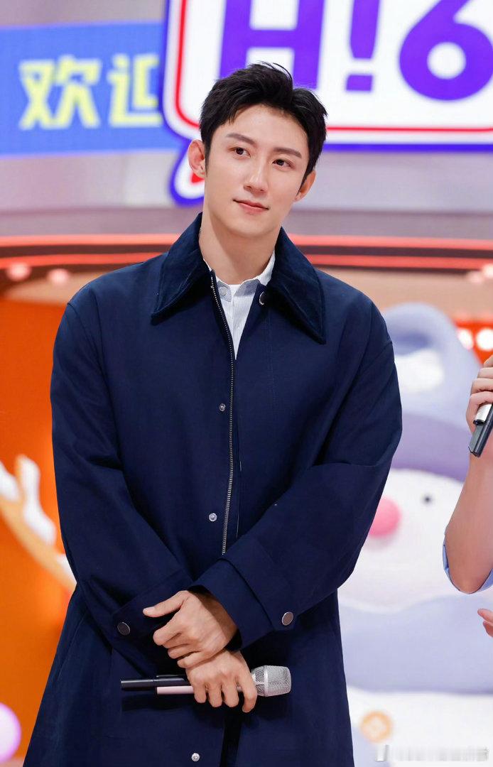 黄景瑜完全韩娱欧巴来的黄景瑜往那儿一站，氛围感直接拉满！立体五官+逆天比例+清