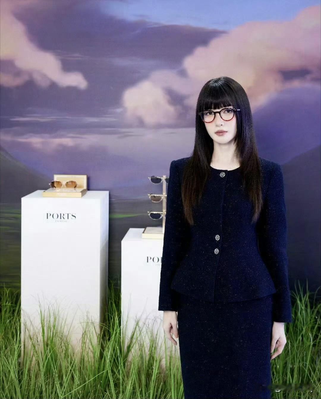 江疏影最新活动造型，黑长直齐刘海加眼镜，像日本女星，气质都变了，完全认不出她来了