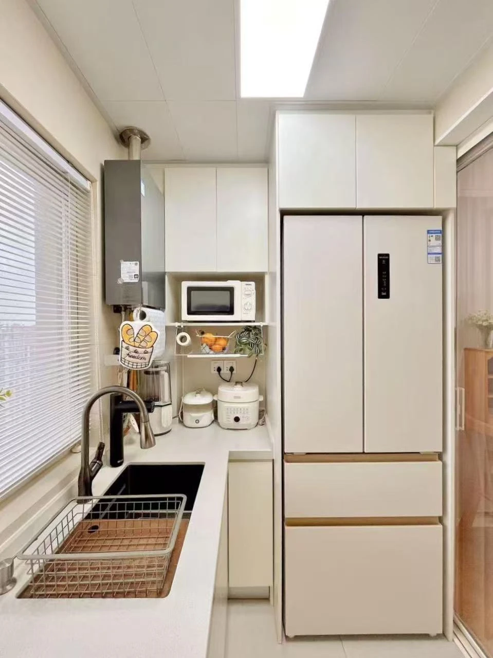 亲戚说绝了：4㎡小厨房也能塞下大冰箱👍