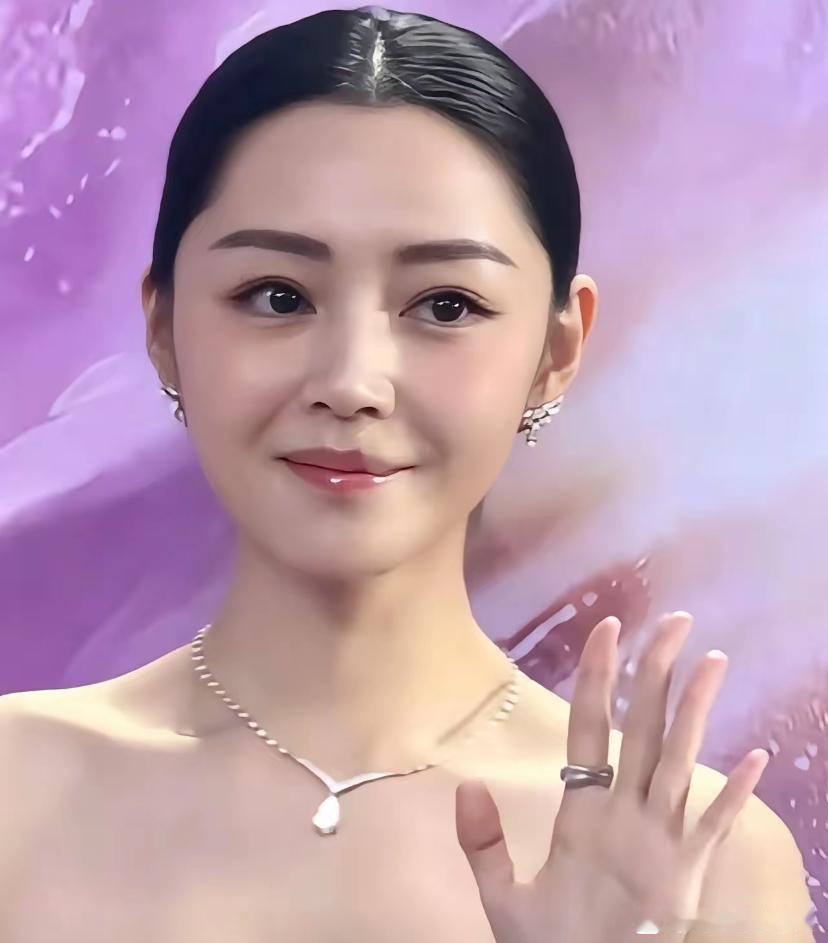 估计全网都在讨论卫诗雅这两根鲶鱼须子果然，网友的眼光是雪亮的，卫诗雅如果去掉那几