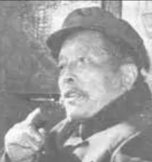 1940年，一个日本军医看中了季德胜的蛇药，他用枪抵着季德胜，呵斥道“交不交？”