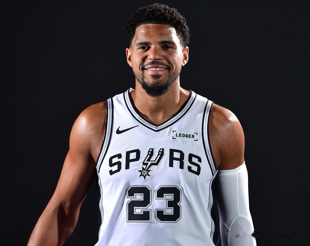 NBA情报局10月05日讯托拜厄斯·哈里斯属于典型体系型球员，离开适配环境就