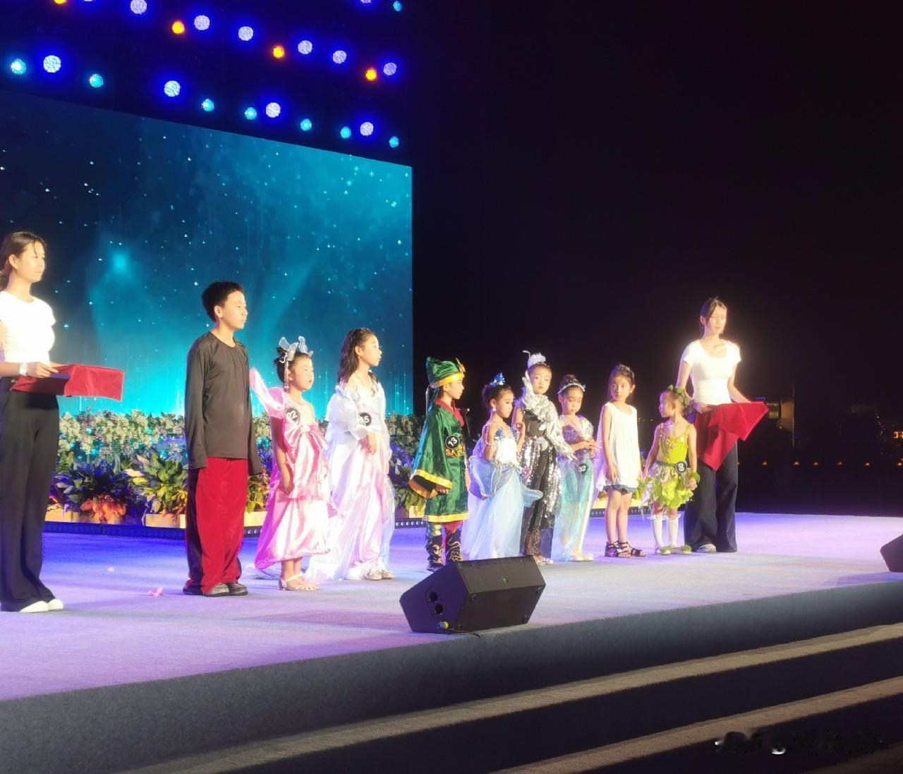 处暑之夜，东港沸腾了！大连时装周+音乐喷泉表演！昨天是处暑，下午开始东港