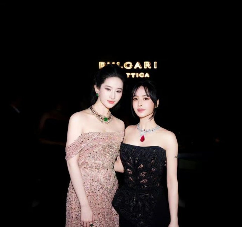 同样和刘亦菲同框，蔡依林跟张靓颖，到底谁的氛围感更占上风？​​​