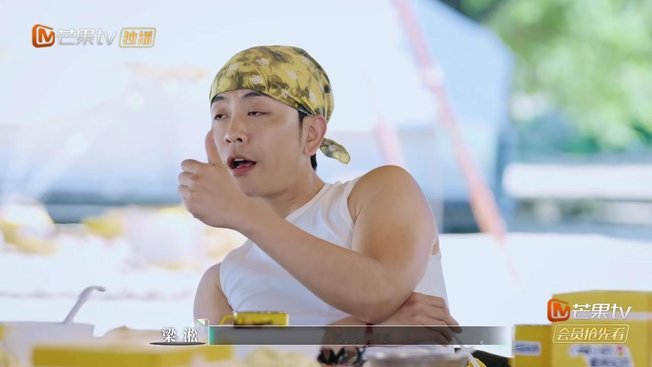 这男人真是敢说三个娃谁带？梁淞说:“奶奶、爷爷、还有一个阿姨带三个娃，他们三个