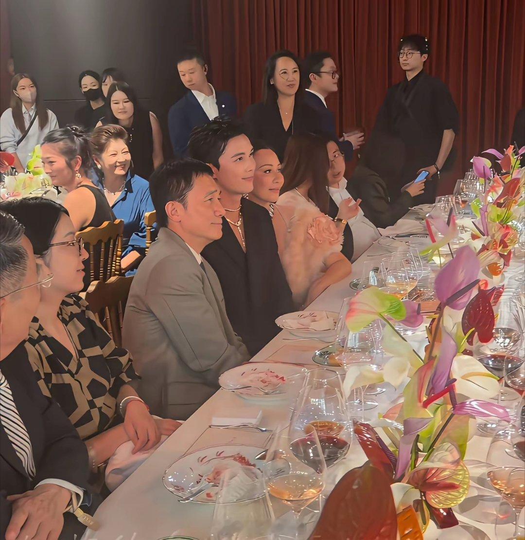 这下梁朝伟鼻子都气歪了。活动上，梁朝伟和刘嘉玲已经就坐，这时，年轻小生吴磊过来了