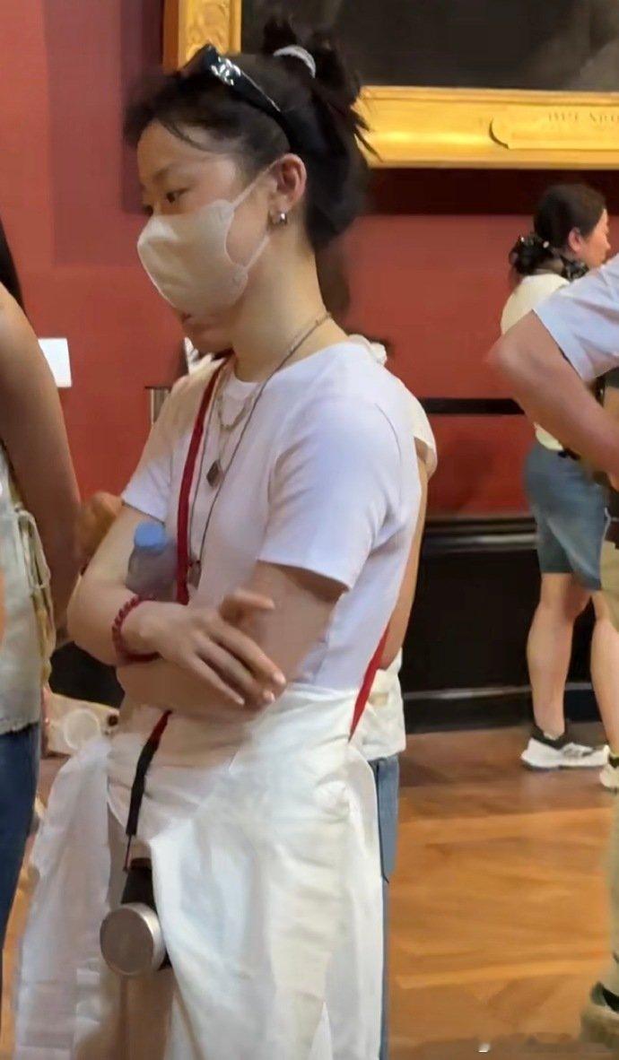 给单依纯热成蒸蛋了单依纯在卢浮宫被热到灵魂出窍！看似在听讲解，实则已经热到想原