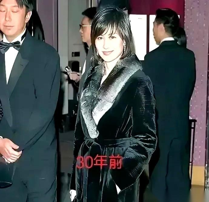 你知道八十年代的三十万港币是什么概念吗？一套房。香港的一套房啊朋友。但他没买