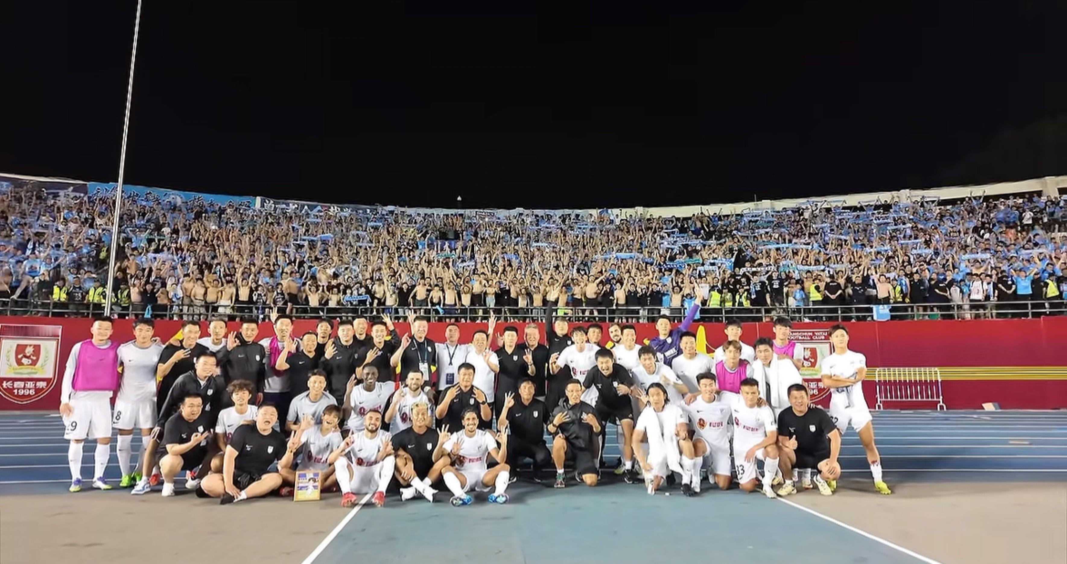 佩尼亚晒全队与远征球迷合影中超第18轮，大连英博客场2-0战胜长春亚泰斩获队史