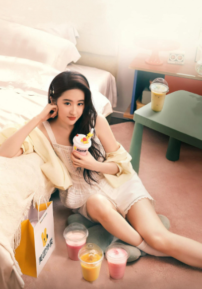 刘亦菲一袭简约小白袜造型亮相