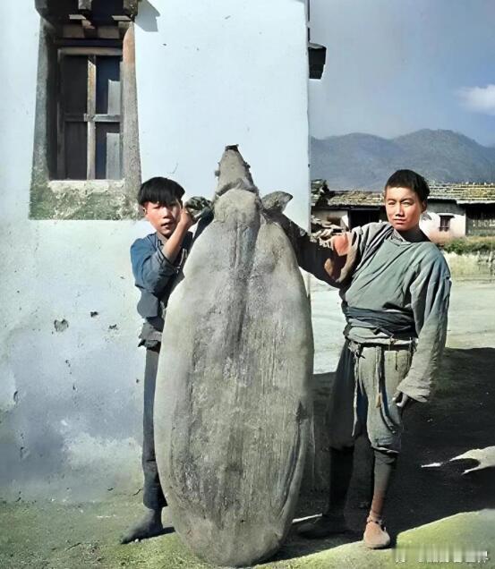 这是民国的一张老照片，拍摄于四川雅江，看兄弟俩的着装，他们是扎坝青年。看兄弟俩