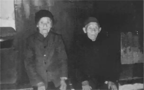 1910年，山西祁县涧壑村，9岁男孩薛子道和8岁童养媳李福珍，生下一名男婴。婴儿