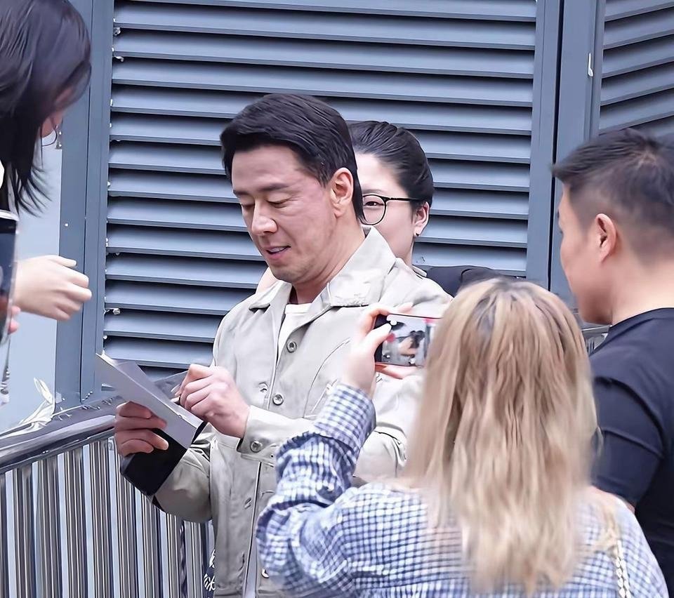 他这是整容了还是怎么了？感觉好奇怪啊