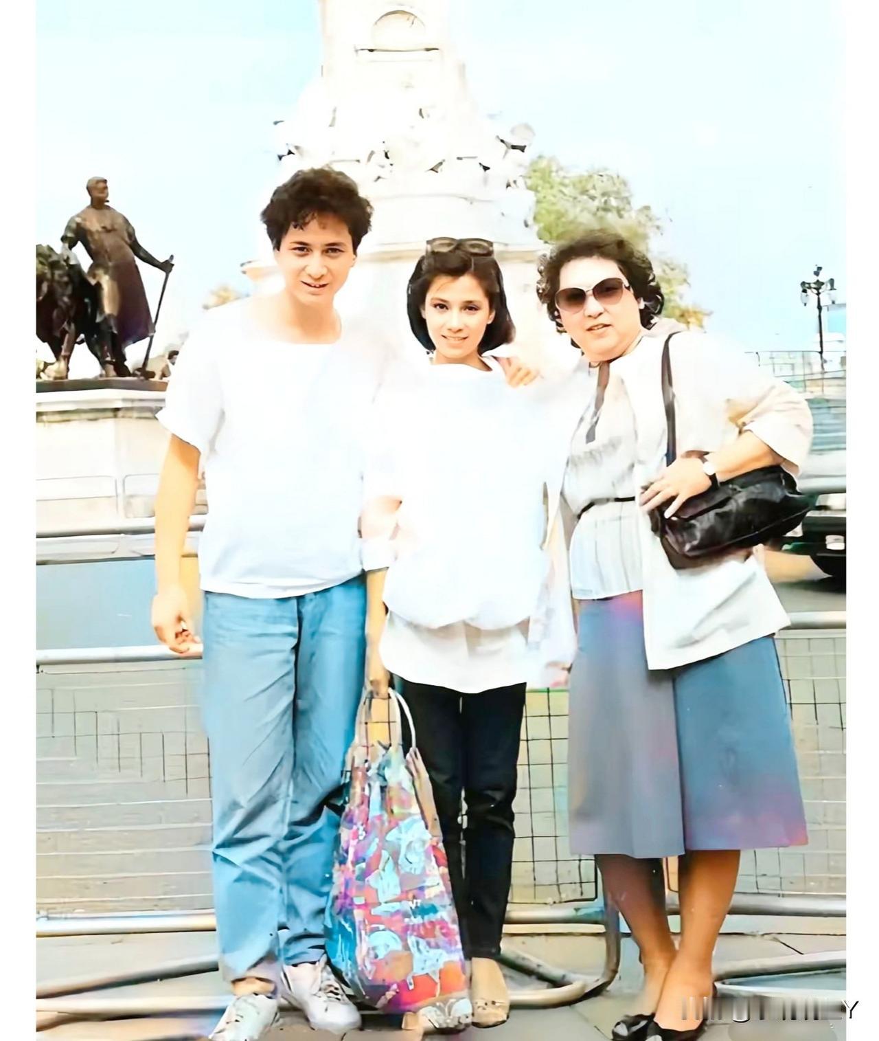 这是汤镇业和翁美玲前往英国探望翁美玲母亲并一同游玩时的一张合影！拍摄于一九八三年