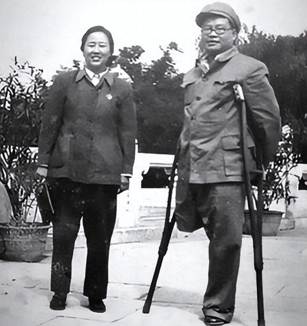“就算抬也抬你北上！”毛主席说完这句话，21岁的他哭出了声。 1955年