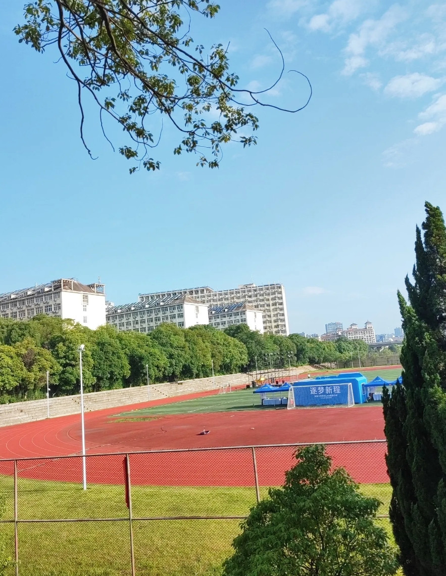 被伤得不轻见到了大学没见到人去了寝室看见了桌子上笔记本旁边的2瓶饮