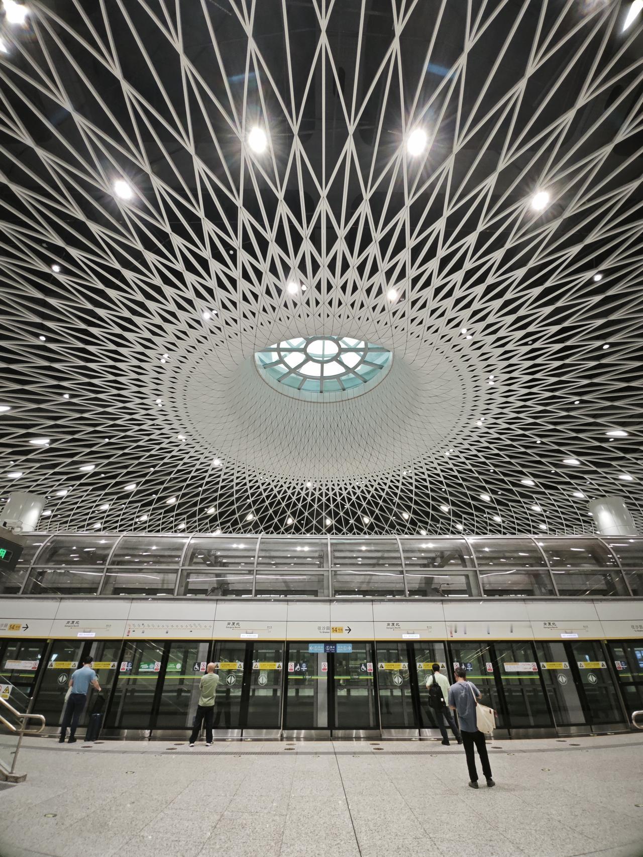 清晨6:25的深圳岗厦北地铁站。论设计感，论建筑的质感，岗厦北地铁站的确是独一无