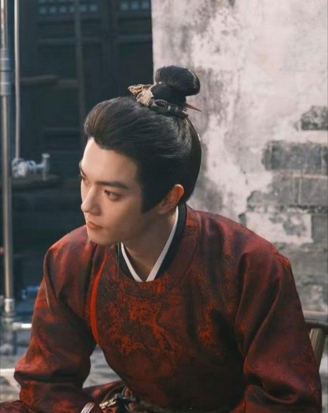 周也跟许凯主演的《一瓯春》好像要官宣了，还是一部古装剧，两位都是待爆咖里面流量不