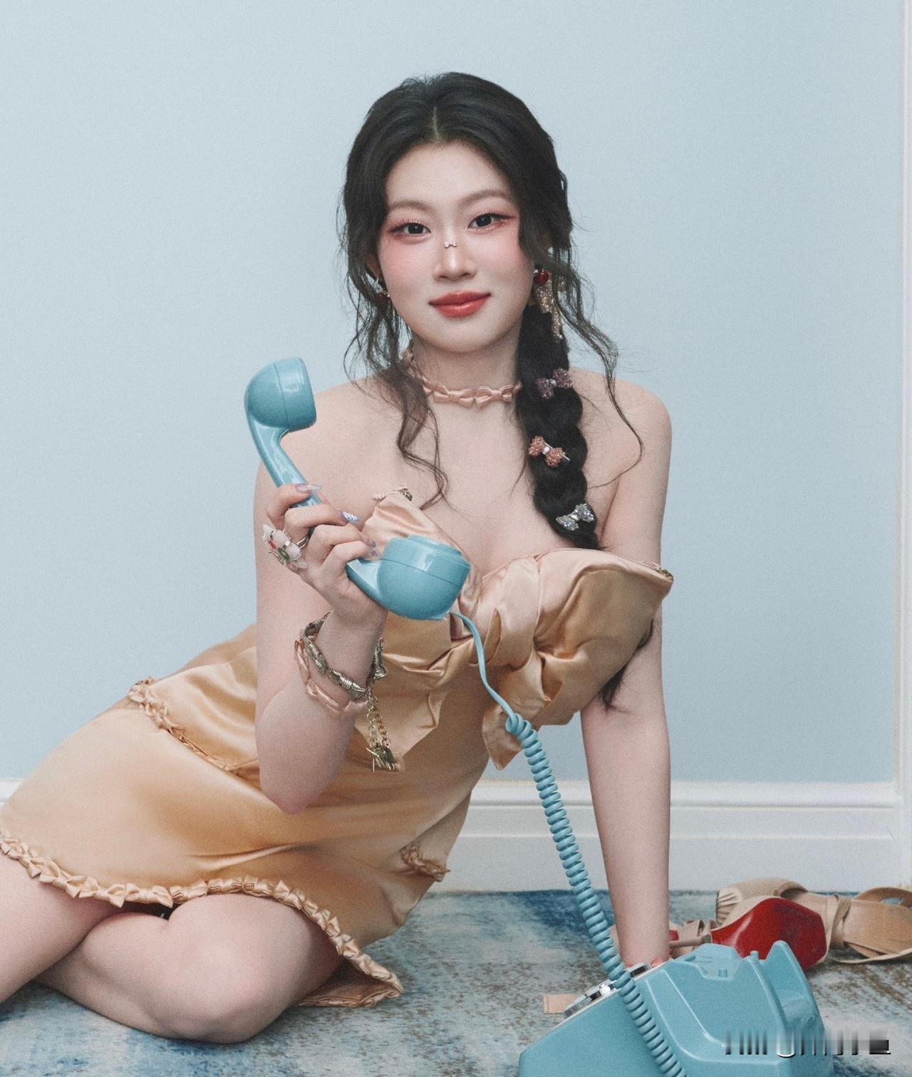 小沈阳的女儿沈佳润变化真的好大！一身香槟色缎面抹胸短裙，胸前立体大蝴蝶结格外
