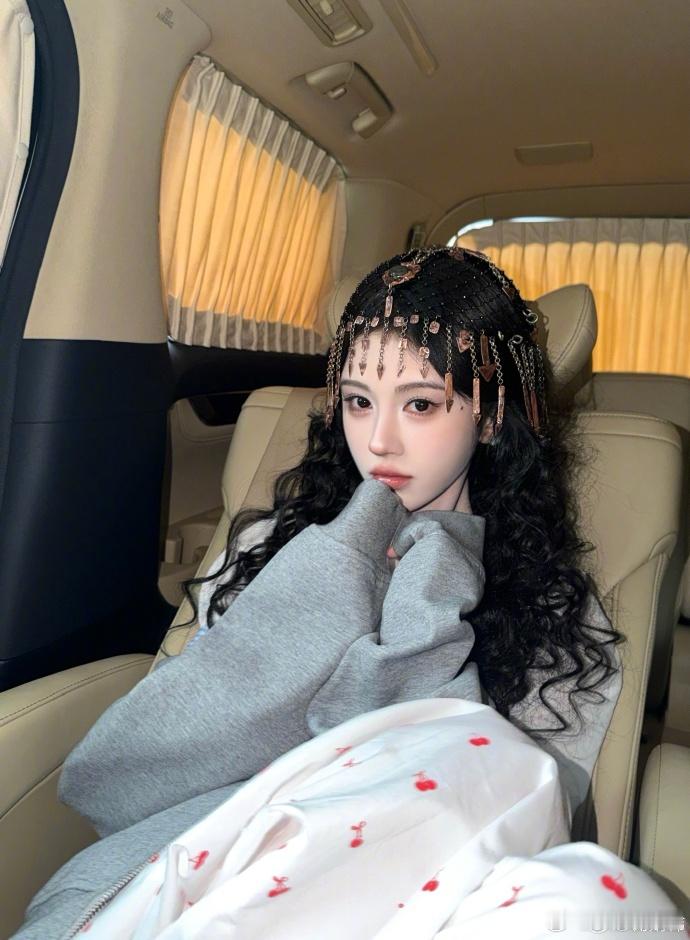 鞠婧祎卷发好蛊鞠婧祎卷发好蛊，真的是好美呀，没有想到这个古风的卷发造型也是这