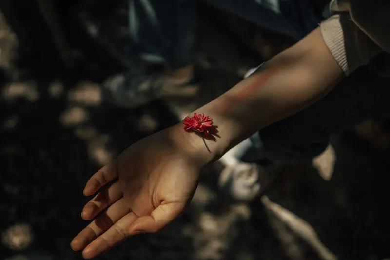 性学专家李银河说："男人一定要记住，女人，她爱不爱你，根本不用去试探，你只要看清